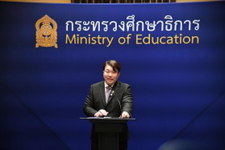 กระทรวงศึกษาธิการ สั่งปลด “ครูคอสเพลย์หน้ากากหมา” พร้อมย้ำหากมีการทำผิดฐานอนาจารต่อเด็กจริงมีโทษทางวินัยแน่นอน
