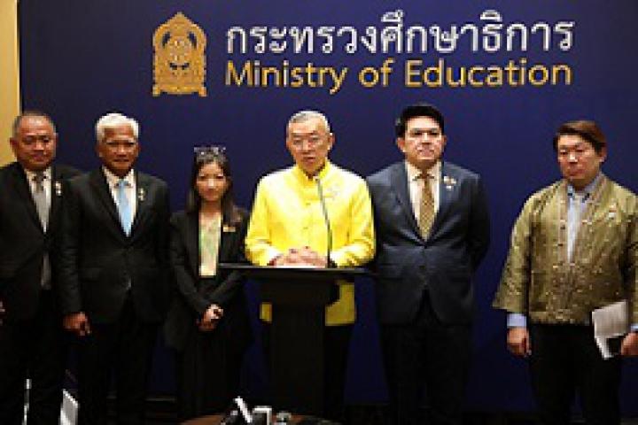 รมว.ศธ. ติดตามการขับเคลื่อนงานด้านการศึกษา พร้อมนำเทคโนโลยี AI เข้าสู่ห้องเรียน