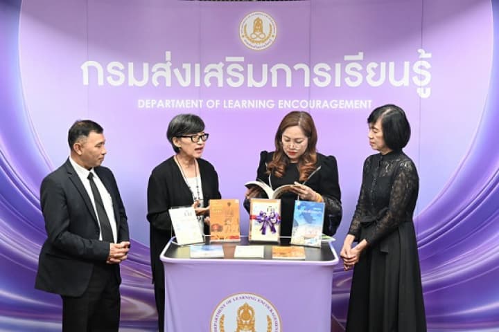 สกร. รับมอบหนังสือชุด “คู่มือเตือนภัยรอบตัว” กระจายสู่ห้องสมุดประชาชนทั่วประเทศ