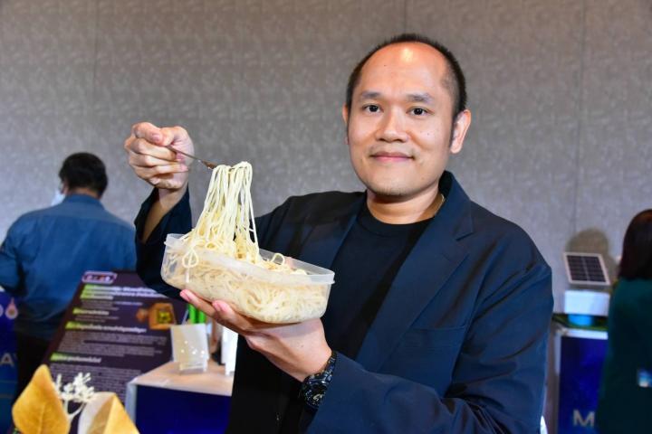 มทร.ธัญบุรี ปั้นนวัตกรรม ‘เส้นโปรตีน 20 กรัม’ ช่วยผู้สูงวัยสู้กล้ามเนื้อสลาย ด้วยเทคโนโลยีเอนไซม์สุดล้ำ