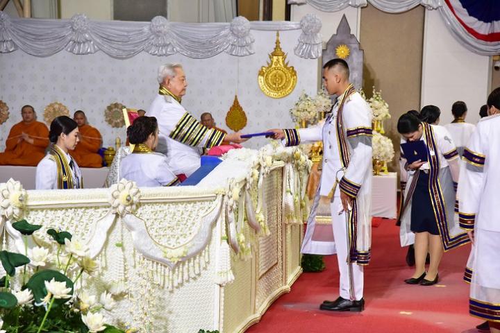 พระบาทสมเด็จพระเจ้าอยู่หัว โปรดเกล้าฯ ให้ พลเอก สุรยุทธ์ จุลานนท์ ประธานองคมนตรี เป็นผู้แทนพระองค์