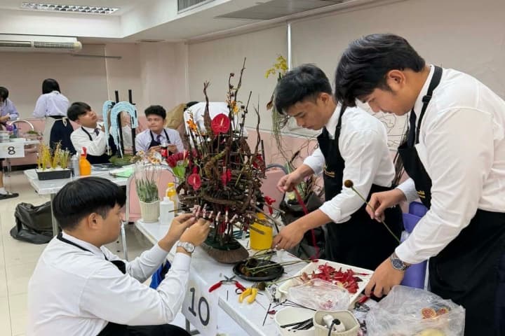 นักศึกษาคหกรรมศาสตร์ศึกษา มทร.กรุงเทพ คว้ารางวัลรองชนะเลิศอันดับ 1 การแข่งขันจัดดอกไม้ชิงถ้วยพระราชทานฯ