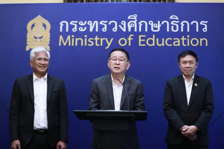 ครูเอกชนเฮ! ศธ.ร่วมกับ สปสช.เริ่มระบบเบิกจ่ายตรงกว่า 700 แห่งทั่วไทย ลดภาระสำรองจ่ายค่ารักษาพยาบาลล่วงหน้า