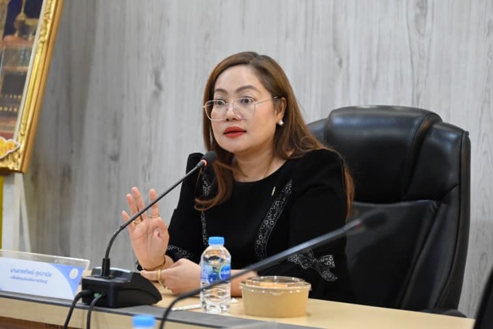 อธิบดี สกร. มอบแนวทางคณะกรรมการประเมินหลักสูตรพัฒนาครู